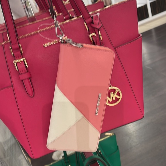 MICHAEL KORS LARGE TRAVEL CONTINENTAL WRISTLET WALLET PHONEHOLDER Tea Rose Multi - Picture 5 of 16